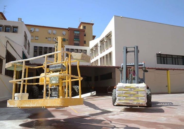Las obras de mejora energética llegarán a los centros educativos de 63 localidades de la región