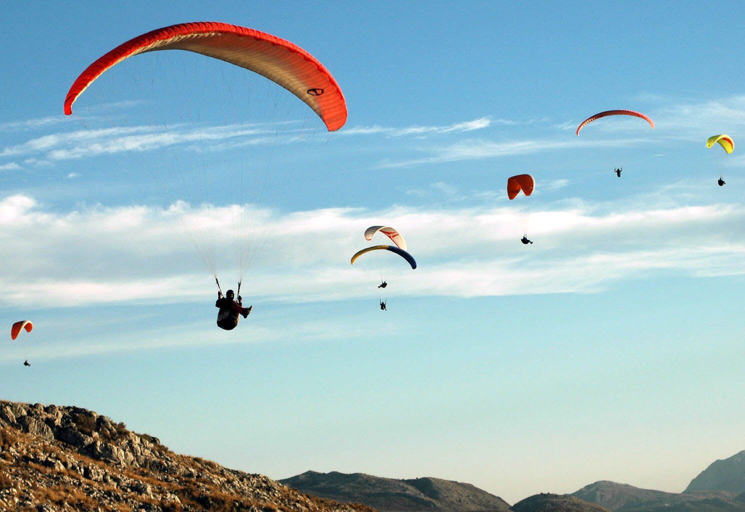 Parapentistas en el aire.