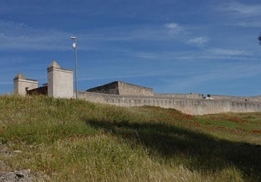 Los bomberos de Badajoz sofocan un incendio en las laderas del fuerte de San Cristóbal