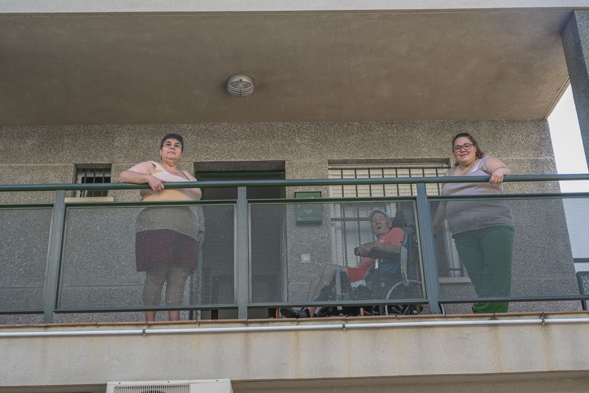 Imagen secundaria 1 - 17 escalones impiden a Antonio salir a la calle