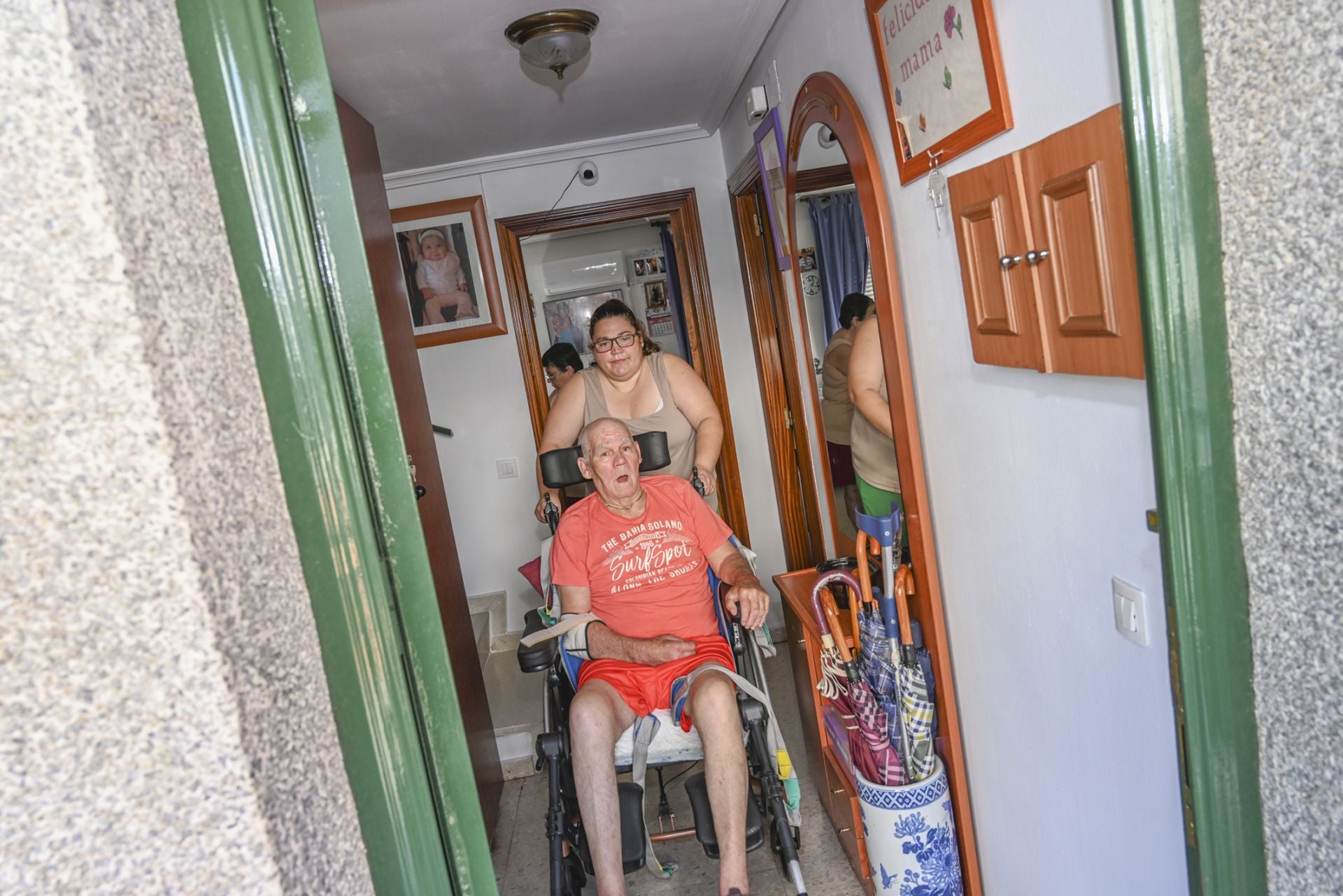 Imagen principal - 17 escalones impiden a Antonio salir a la calle