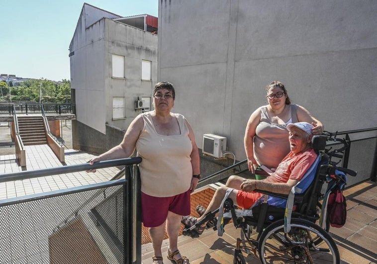 17 escalones impiden a Antonio salir a la calle