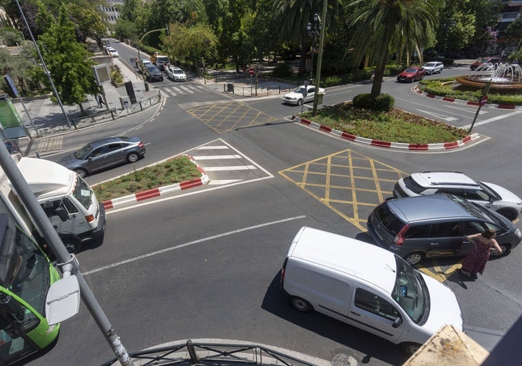 El choque de dos vehículos provoca un intenso atasco en el centro de Cáceres