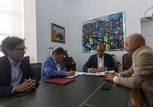 De izquierda a derecha, José Manuel Lozano y Agustín Huerta, de la empresa Talher, durante la firma de los dos contratos con el alcalde, Rafael Mateos, y el concejal de Servicios Públicos y Medio Ambiente, Pedro Muriel.