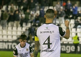 Manuel Bonaque celebrando una victoria en el Romano esta temporada.