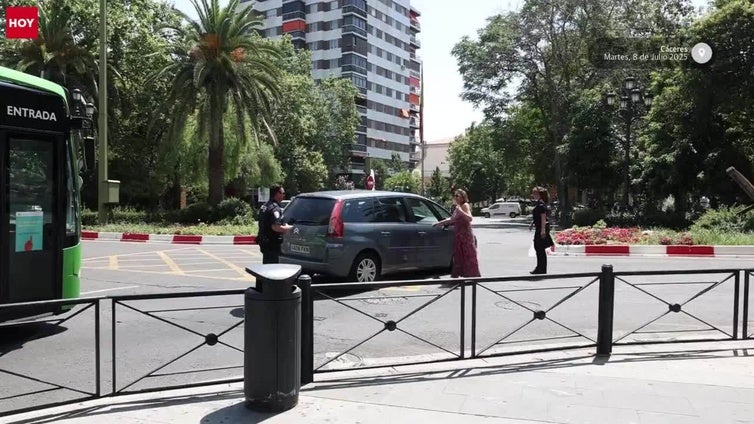 El choche de dos vehículos provoca un intenso atasco en el centro de Cáceres