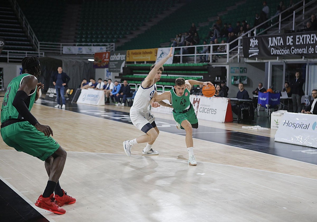 Kalinicenko durante un partido con el Cáceres de la pasada temporada.