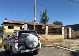 Entrada a la vivienda en la que residían Javier y María en Aldeanueva del Camino.