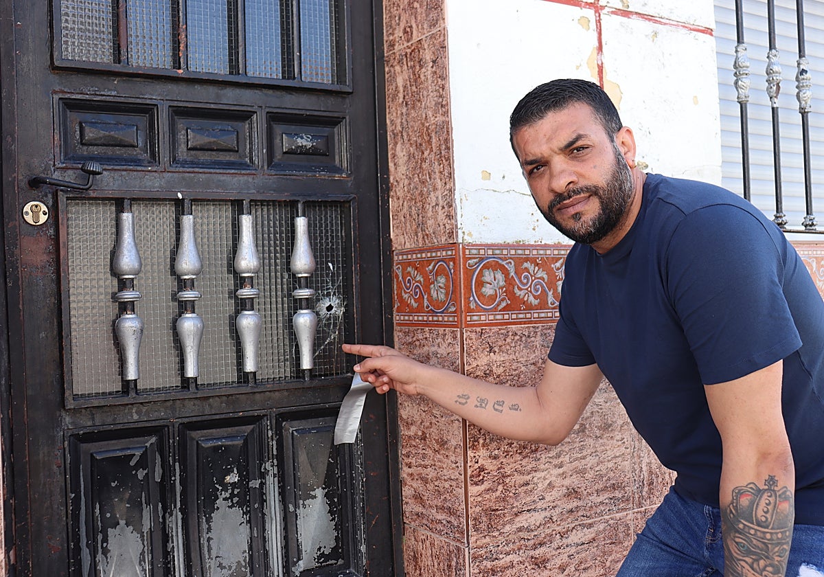 El abuelo de Camelia señala un impacto de bala en la vivienda donde se refugió la niña.