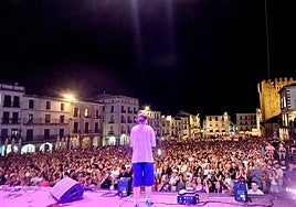 Más de 13.000 personas llenaron la Plaza Mayor de Cáceres este domingo en los conciertos gratuitos de la gira de cadena Dial.