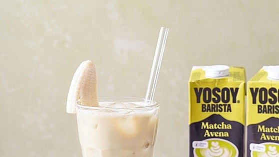 Batido frío de plátano con matcha para las tardes de verano