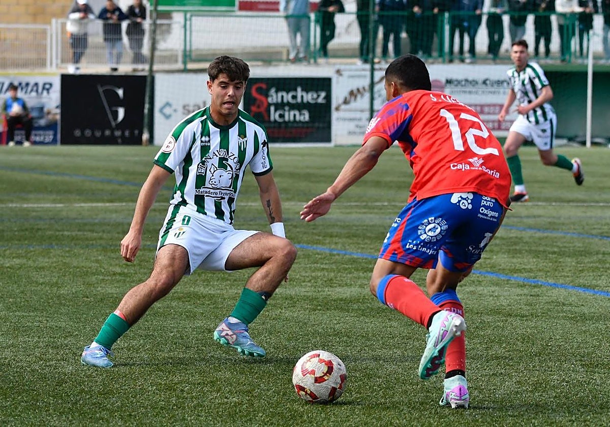 Morales durante un partido con el Guijuelo la pasada temporada.