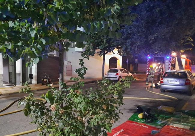 Bomberos del Sepei intervinieron para sofocar el incendio.