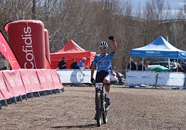 Lucía Gómez celebra una victoria.