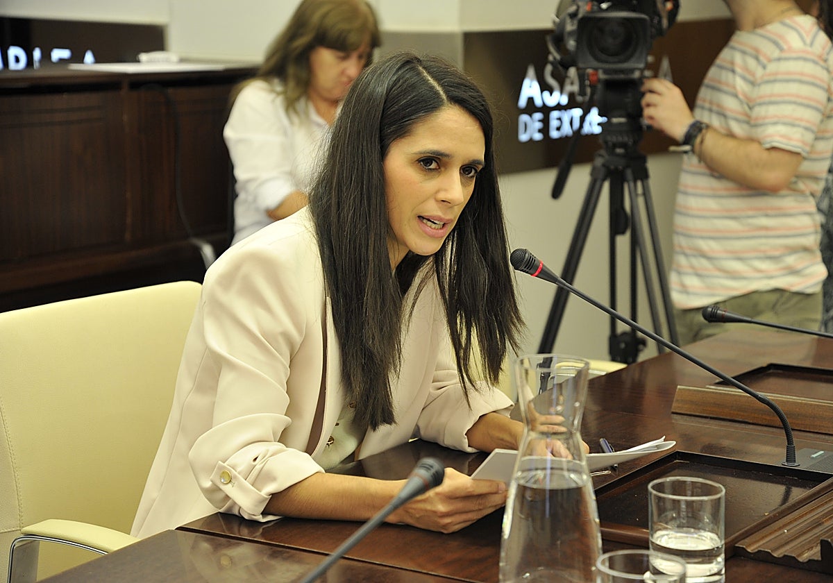 La directora general de Asistencia Sanitaria, en su primera comparecencia en la Asamblea.