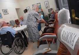 Imagen de archivo de mayores en un centro residencial.