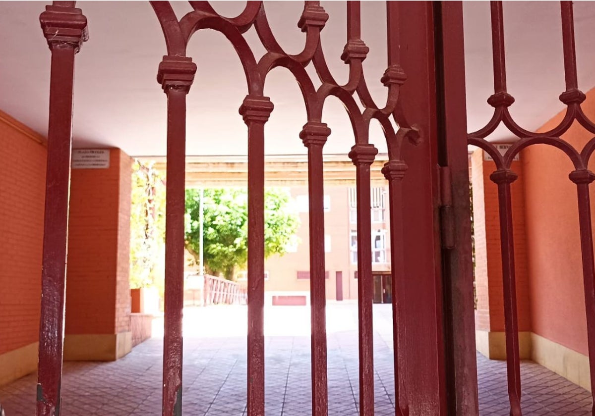 Acceso de entrada a la finca en donde se encontraba el piso en el que se ejercía la prostitución.