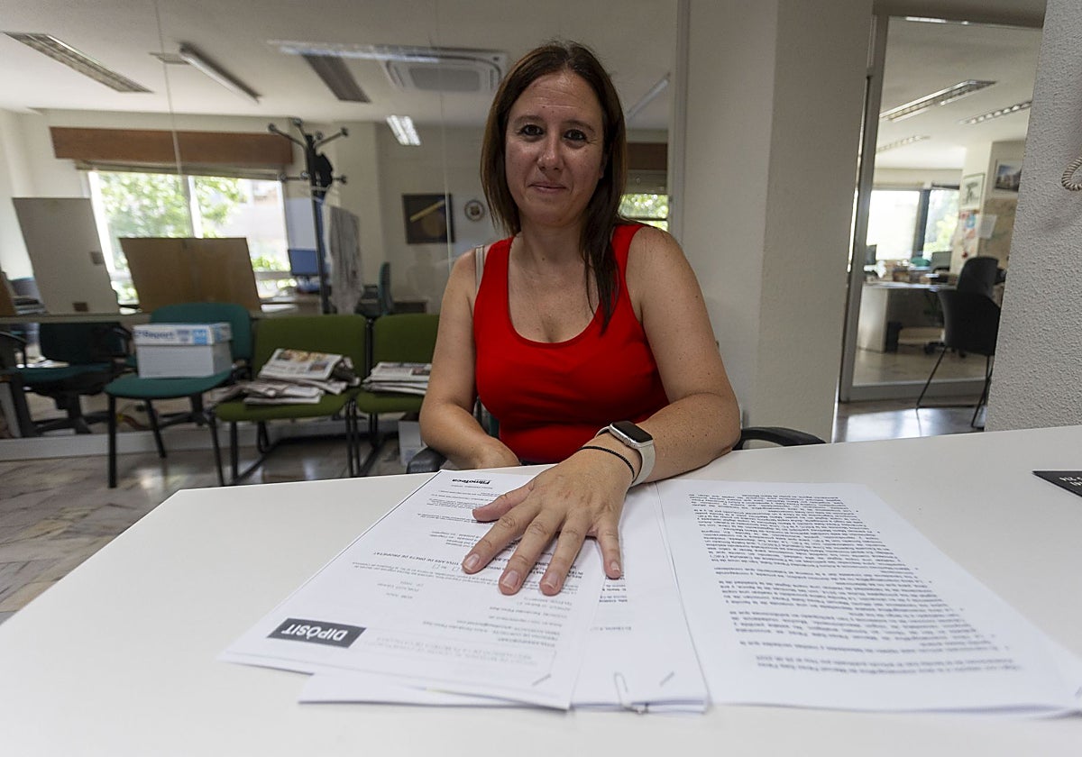 Cristina Pérez-Sala en la redacción de HOY con la documentación referente al caso de las películas.