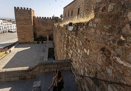 Tramo de la muralla, situada junto al Foro de los Balbos, que se hará visitable incluida la Torre de la Yerba (al fondo).