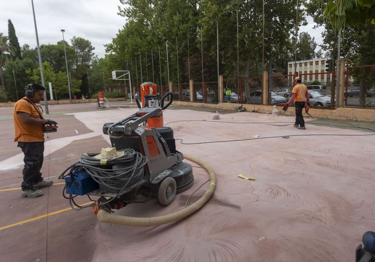 Trabajos de mejora en las pistas deportivas del Espíritu Santo-Llopis Ivorra de la capital cacereña.