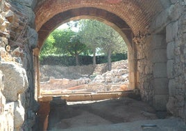 Puerta Pompae o Triumphalis del Anfiteatro Romano.