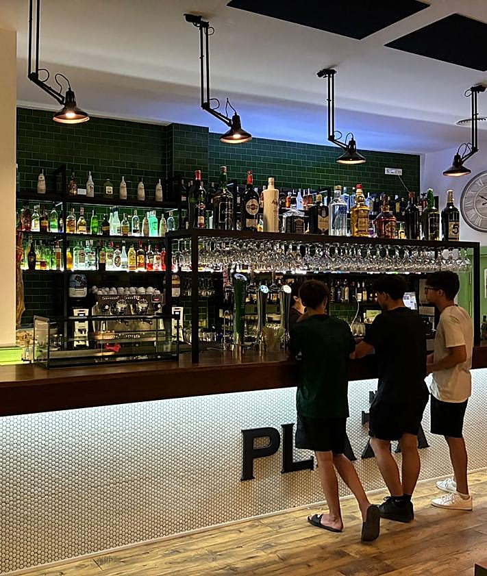 Imagen secundaria 2 - Cuenta con varios espacios y capacidad para cien comensales.