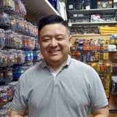 Imagen - «El otro día una clienta se cayó después de comprar aquí y se rompió un hueso, es muy necesario que se reforme esta calle»