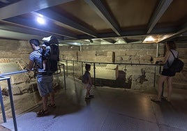Visitantes en el interior de la cripta de Santa Eulalia.