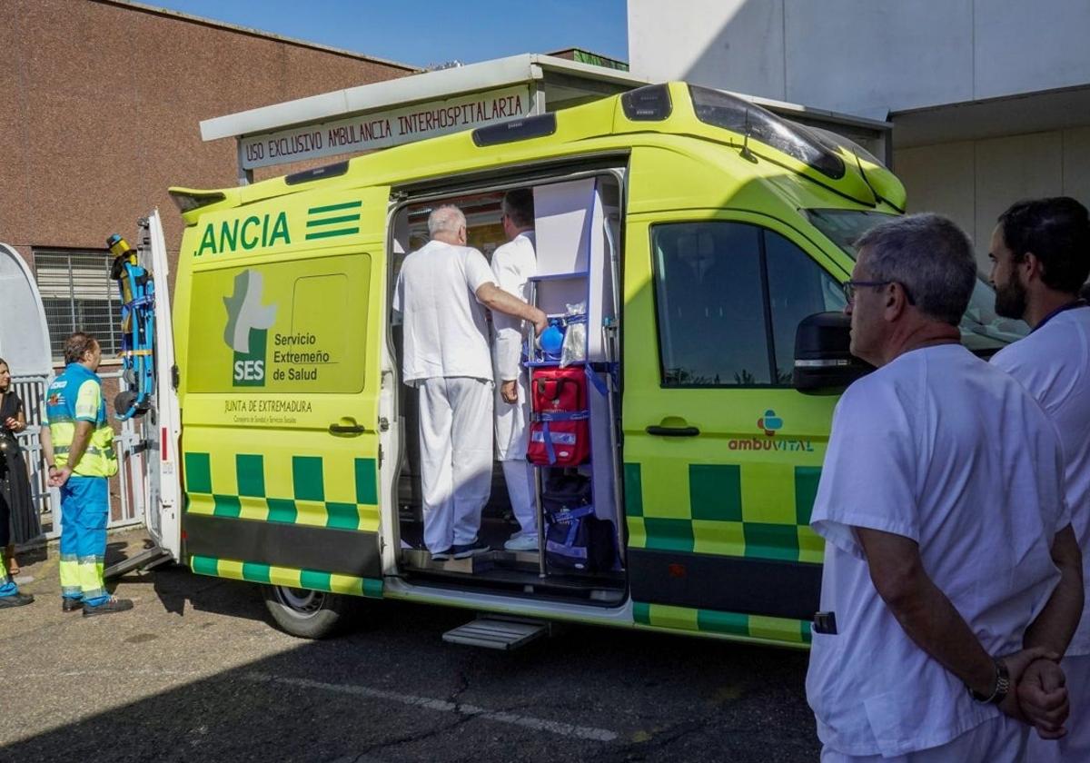 Ambulancia en un hospital extremeño.