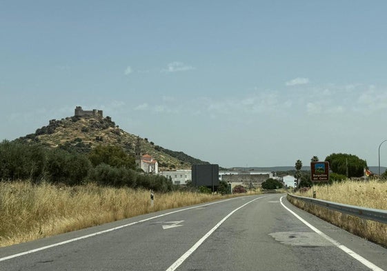 Carretera EX-112 a su paso por Burguillos. Es el tramo intermedio entre Zafra y Jerez. La Junta se ha comprometido hacer una autovía.