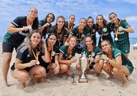 Las extremeñas posan con el trofeo de subcampeonas de España sub-17 en la playa de La Victoria de Cádiz.