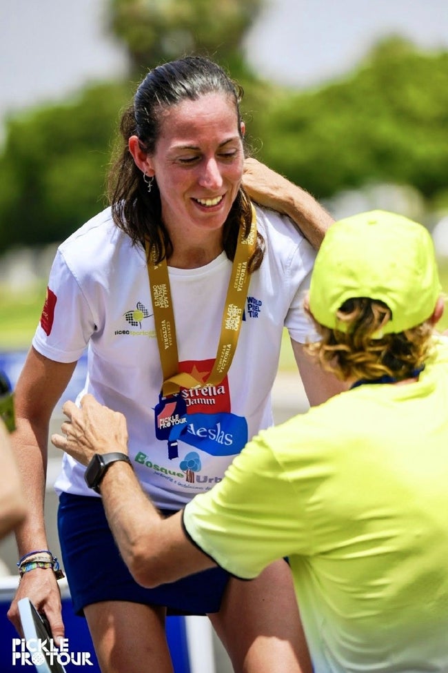 María Jesús recibe la medalla de oro como campeona de España de su categoría.