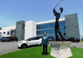 El artista 'Chupi' junto a su obra en homenaje a Severiano Ballesteros en el Talayuela Golf.