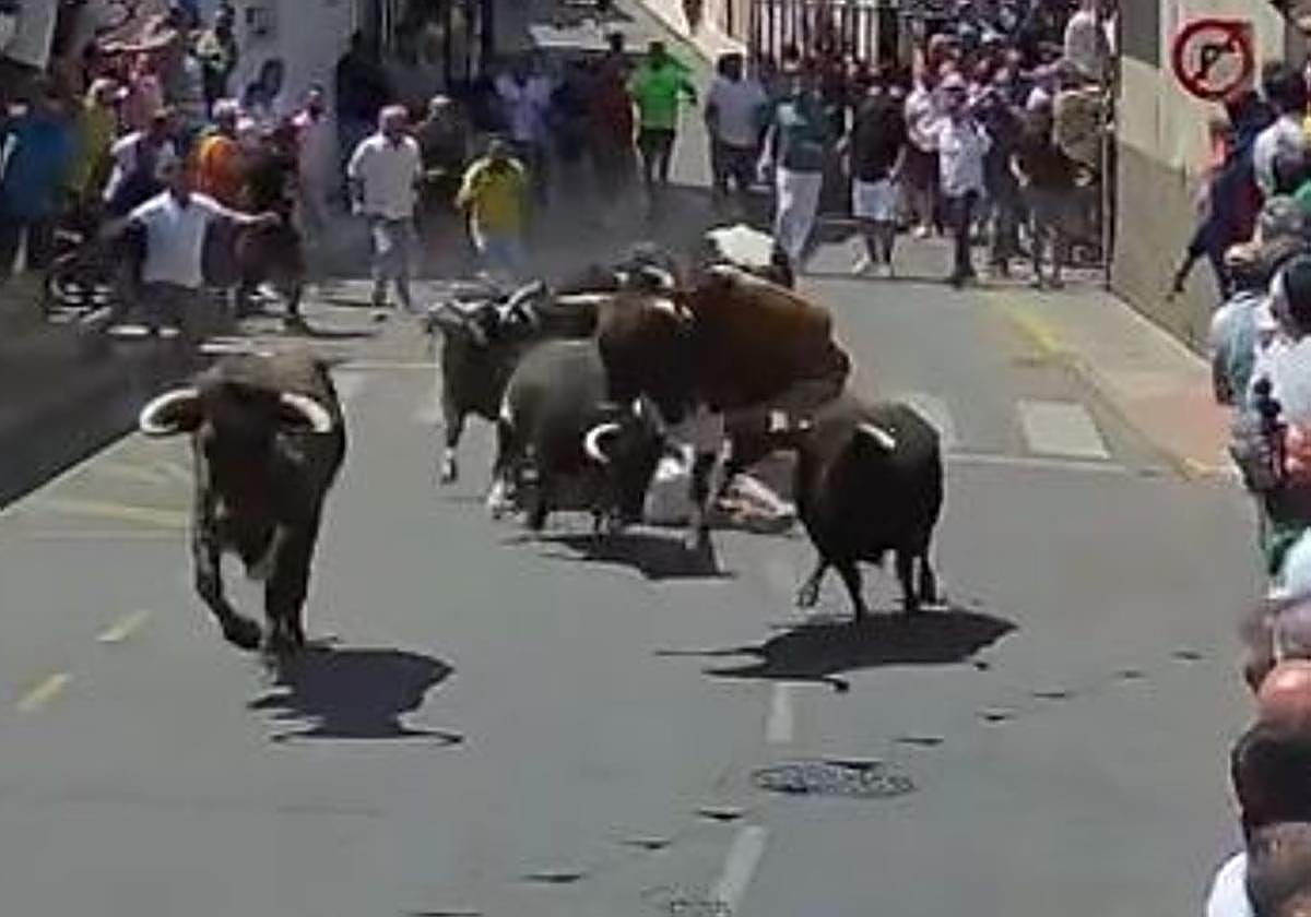 Momento en el que el corredor fue arrollado por un 'Patas blancas'.
