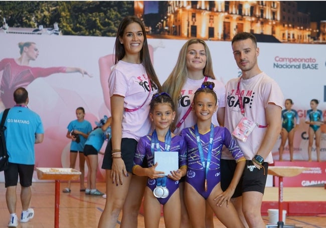Las más pequeñas del Club Deportivo GAP con sus entrenadoras y entrenador.