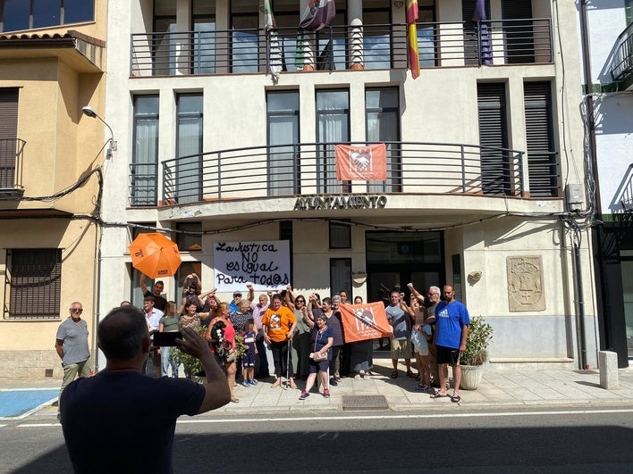 Navaconcejo se echa a las calles para apoyar a su vecina Cristina pese a la orden del Ayuntamiento