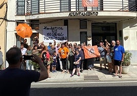 Concentración en Navaconcejo a favor de su vecina Cristina, una de 'Las seis de la Suiza'