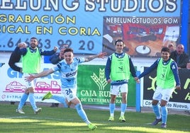 Maffeo celebra un gol con el Coria la pasada temporada.