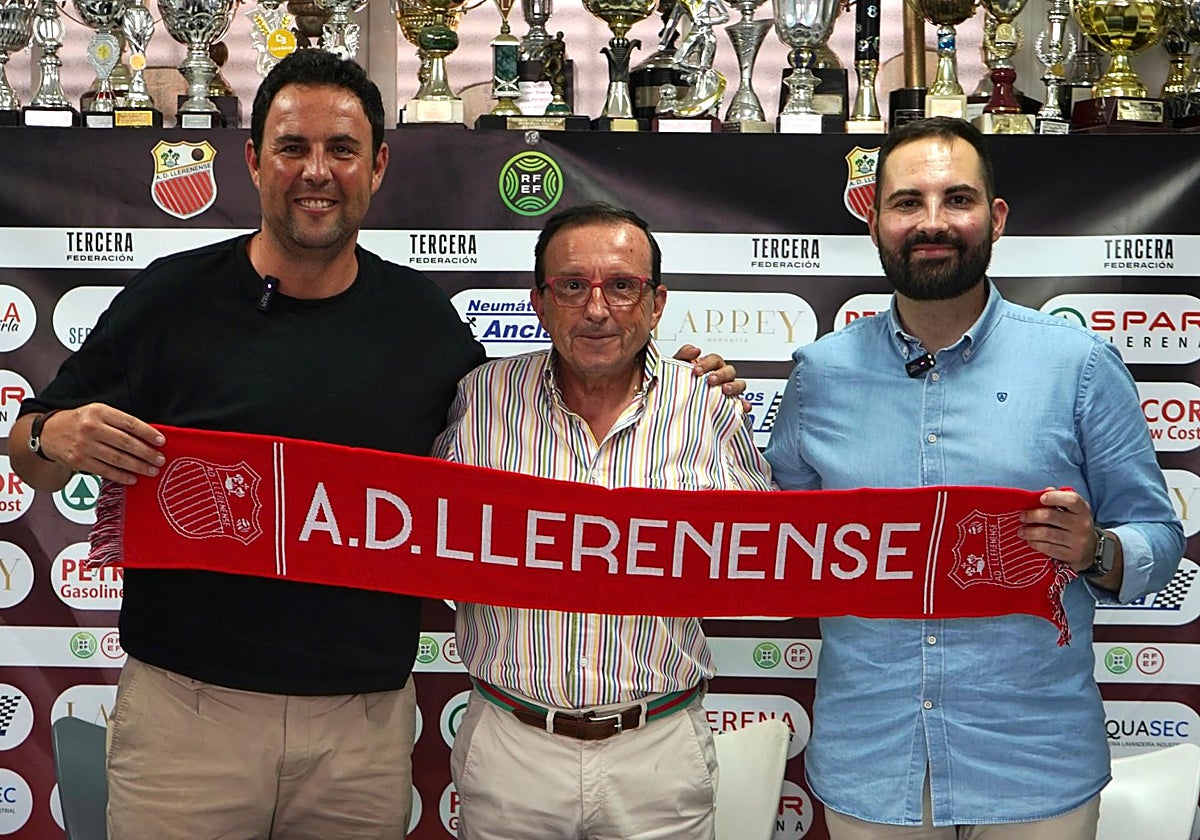 Manuel Cordero junto al entrenador Miguel Ángel Ávila y el director deportivo Javier Cidoncha.