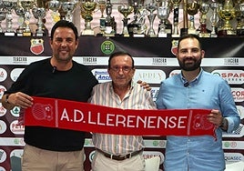 Manuel Cordero junto al entrenador Miguel Ángel Ávila y el director deportivo Javier Cidoncha.