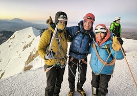Juan Perera, Alicia Campanón y el guía Javier Gil en la cumbre del Huayna Potosí.