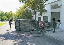 Una berlina Peugeot ha chocado contra dos coches estacionados en dirección a la carretera de Sevilla.