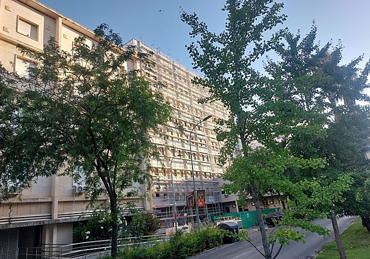 Edificio de CC OO en Badajoz cubierto por un andamio esta semana.