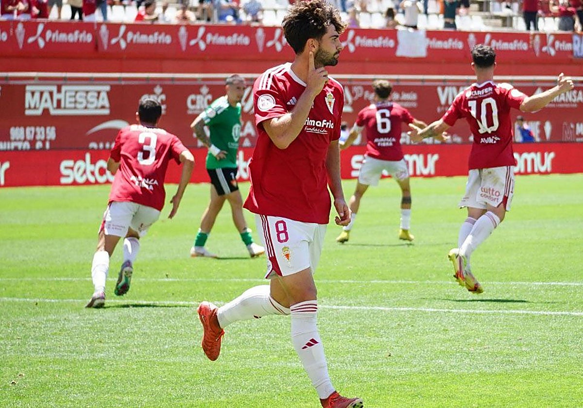 Raúl Sanchís celebra un gol con el Real Murcia.