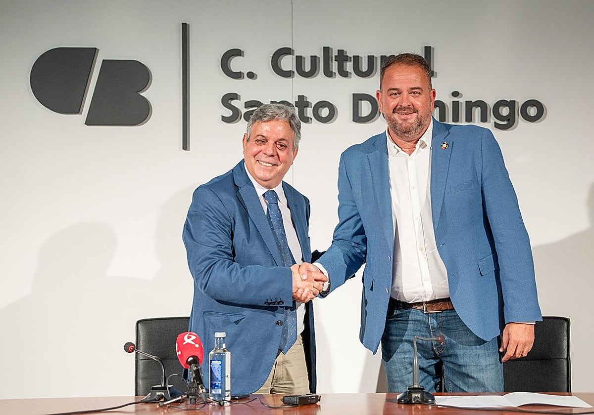 Javier Olivera, de Fundación CB, junto al alcalde de Mérida, Antonio Rodríguez Osuna.