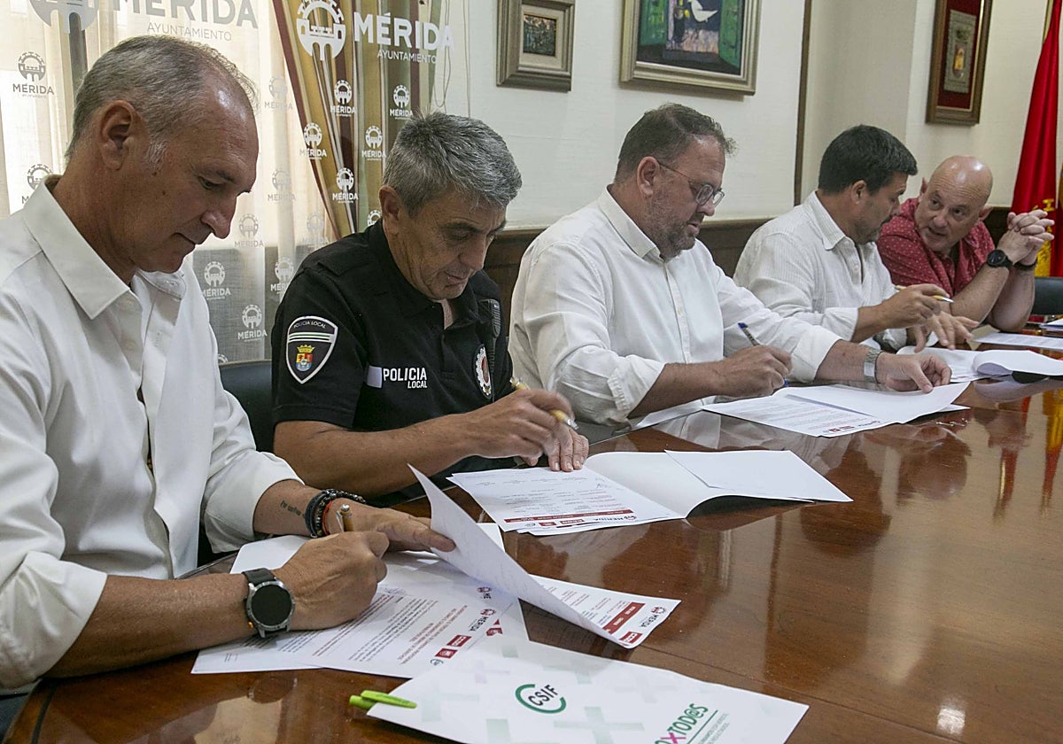 Moisés Delicado, de CSIF; Juan Luis Lancho, de CC OO; el alcalde de Mérida, Antonio Rodríguez Osuna; Pedro Jara, de UGT; y el concejal de Recursos Humanos, Julio César Fuster.
