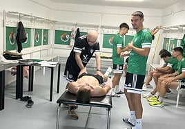 Los jugadores del Cacerfeño pasan el reconocimiento médico y los test físicos.