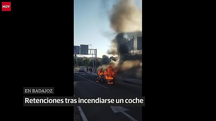 Retenciones en la 'autopista' de Badajoz tras incendiarse un coche de autoescuela