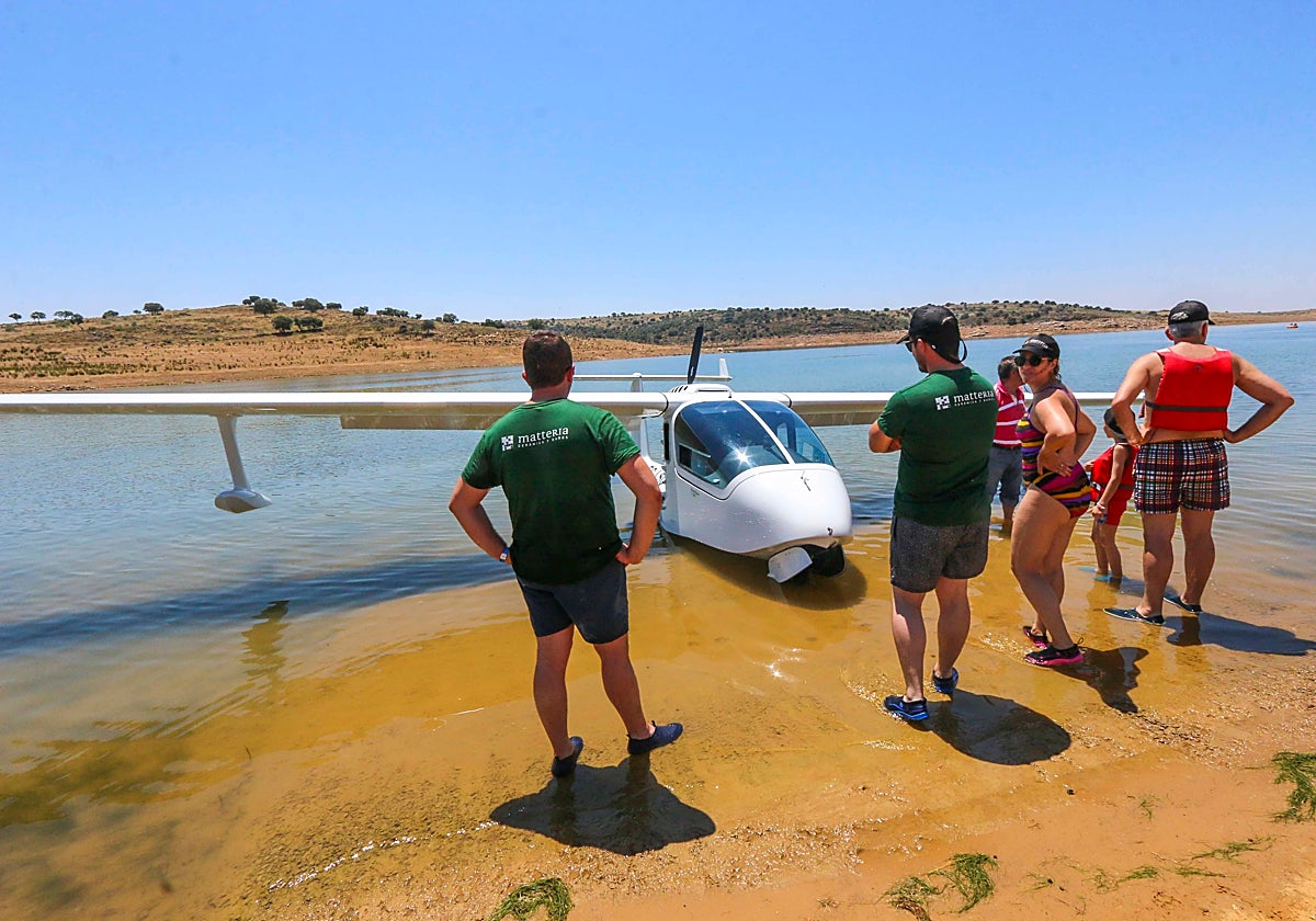 Primera hidronave que amerizó en el embalse de Alange en junio de 2018.