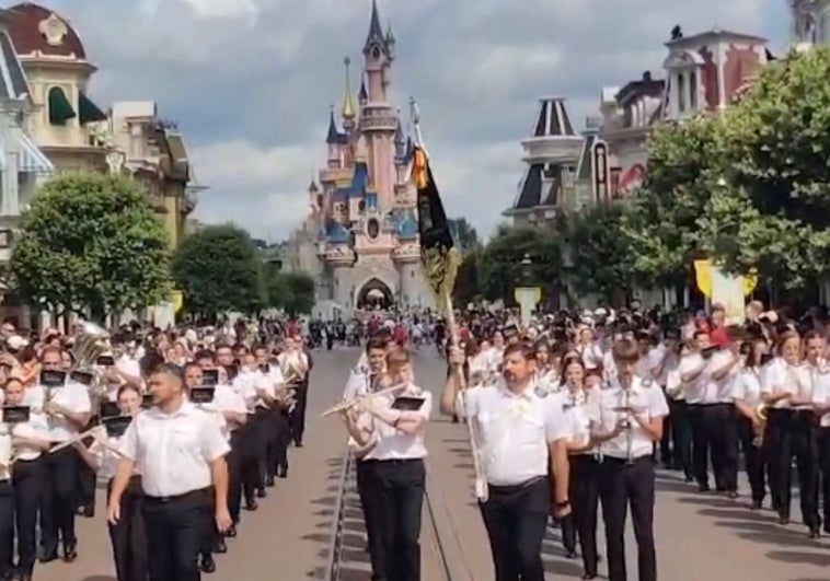 La Banda de Música de Villanueva de la Serena desfila en Disneyland París